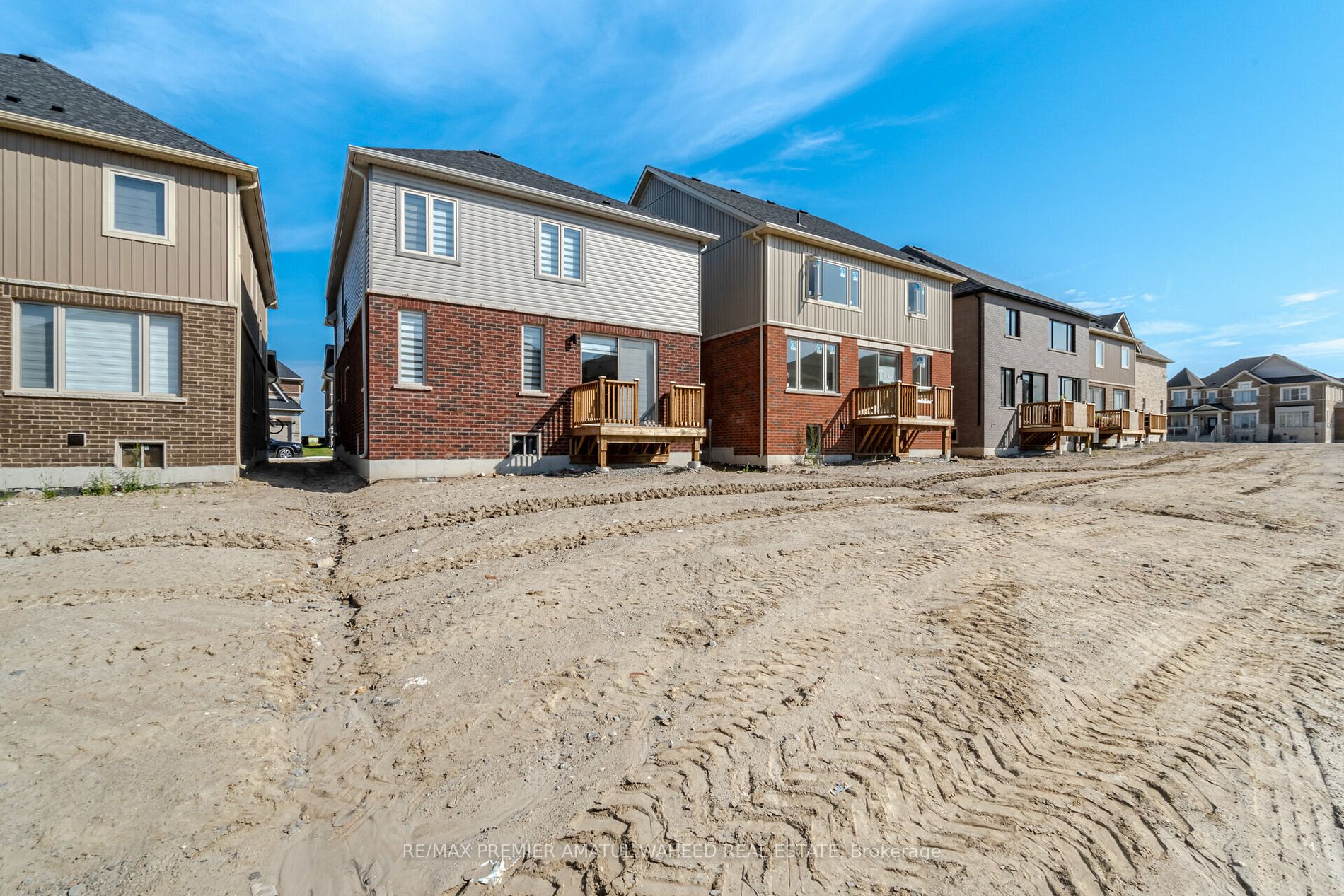 32 Copperhill Hts S