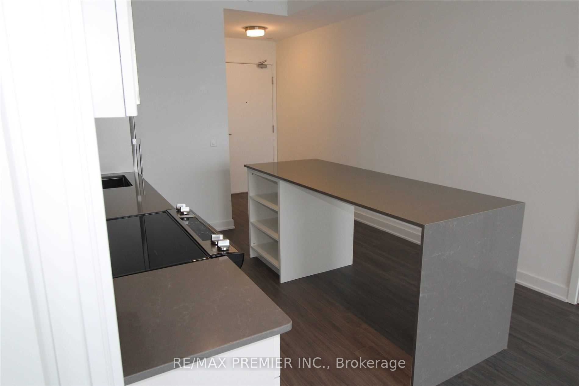 681 Yonge St, #523