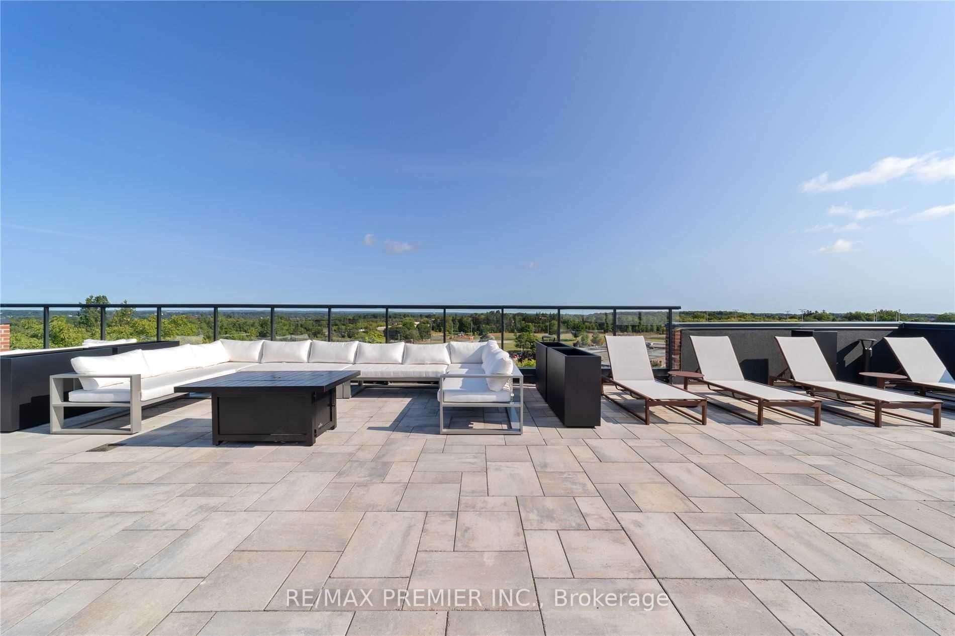 681 Yonge St, #523