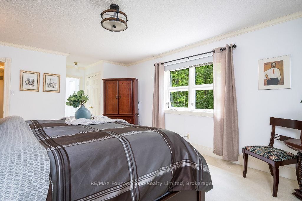 2 Woodview Dr E