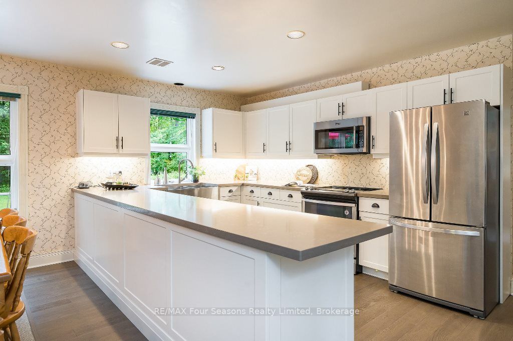 2 Woodview Dr E