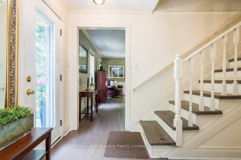 2 Woodview Dr E