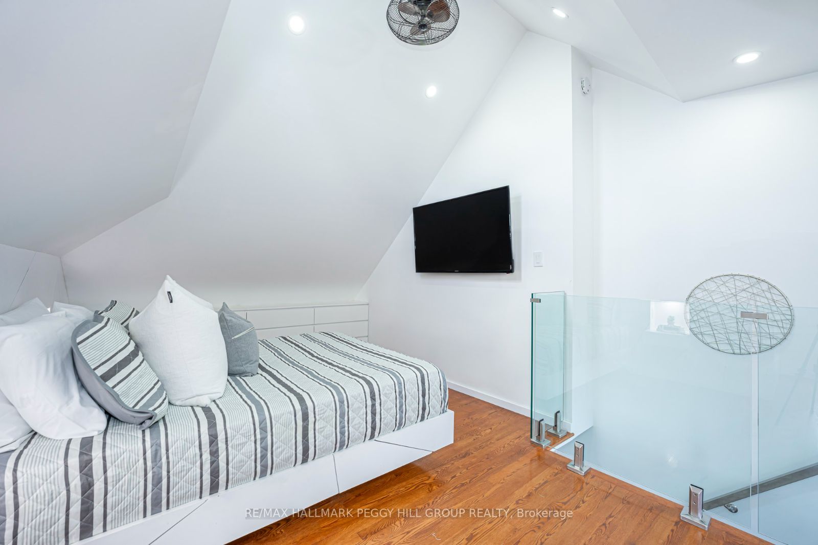 36 SOPHIA Street W