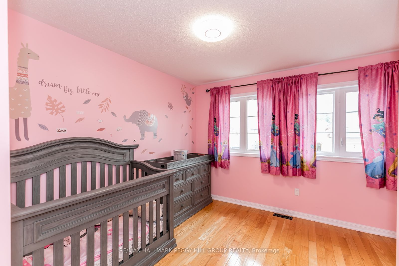 28 VERSAILLES Crescent