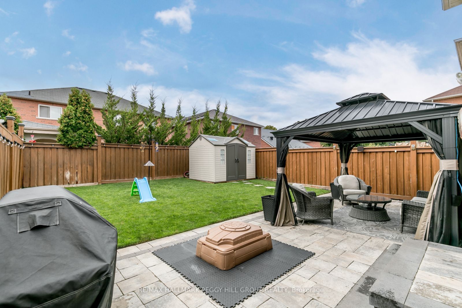 28 VERSAILLES Crescent