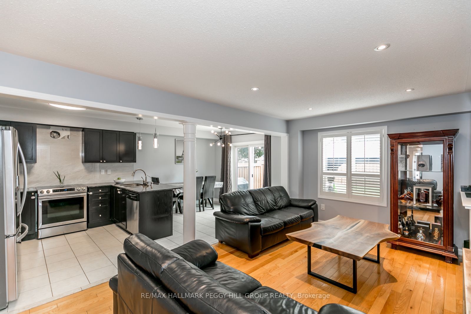 28 Versailles Cres