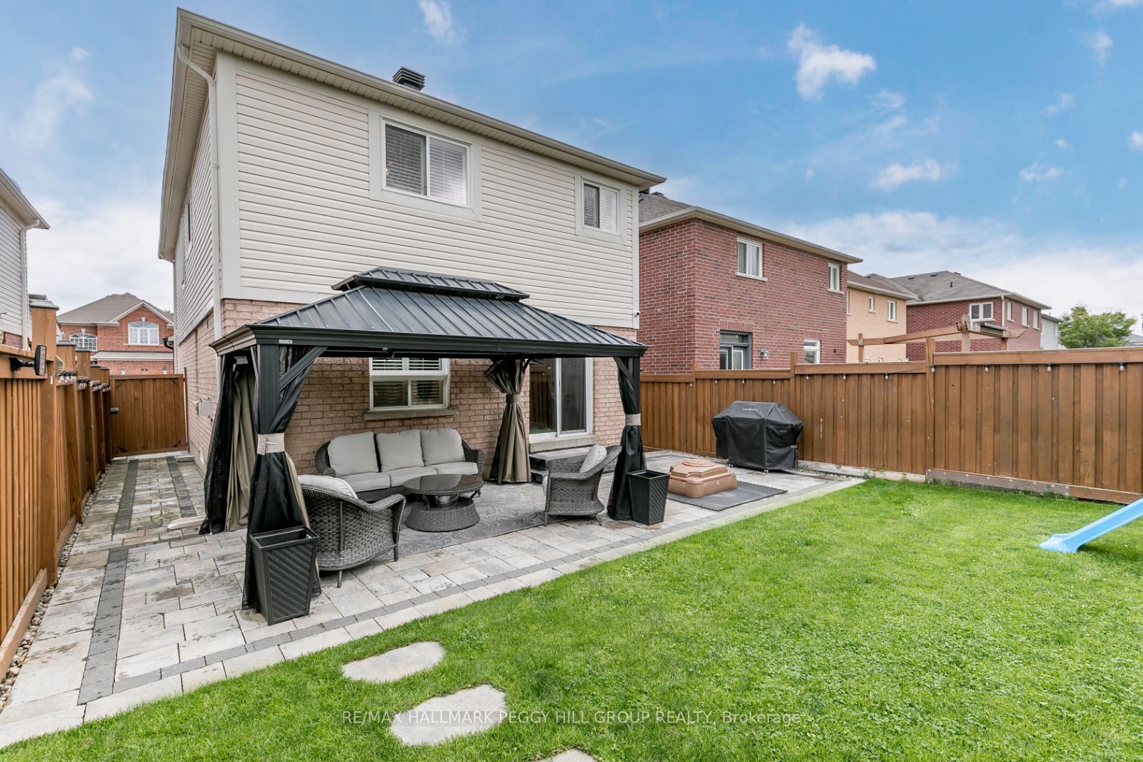 28 VERSAILLES Crescent