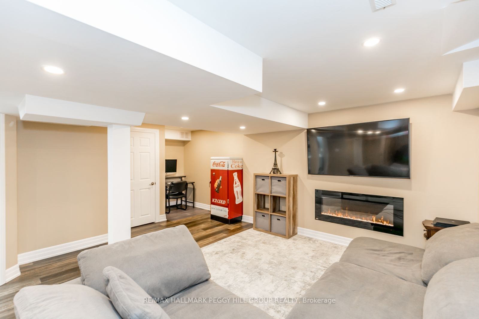 28 VERSAILLES Crescent
