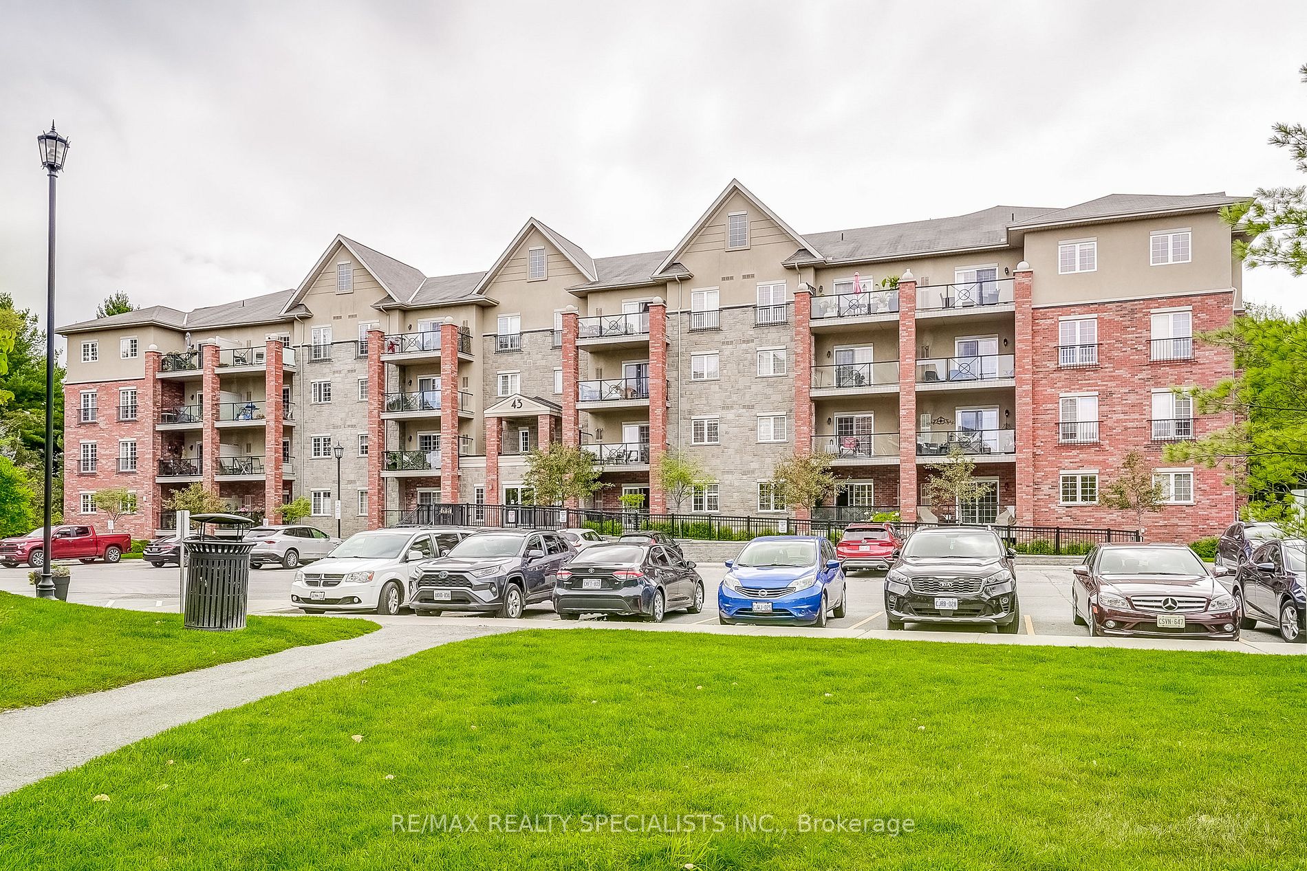 43 Ferndale Dr S, #406