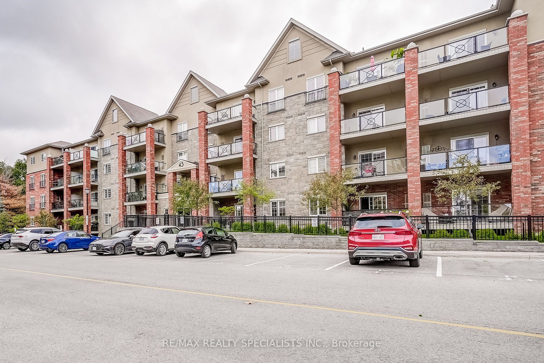 43 Ferndale Dr S, #406