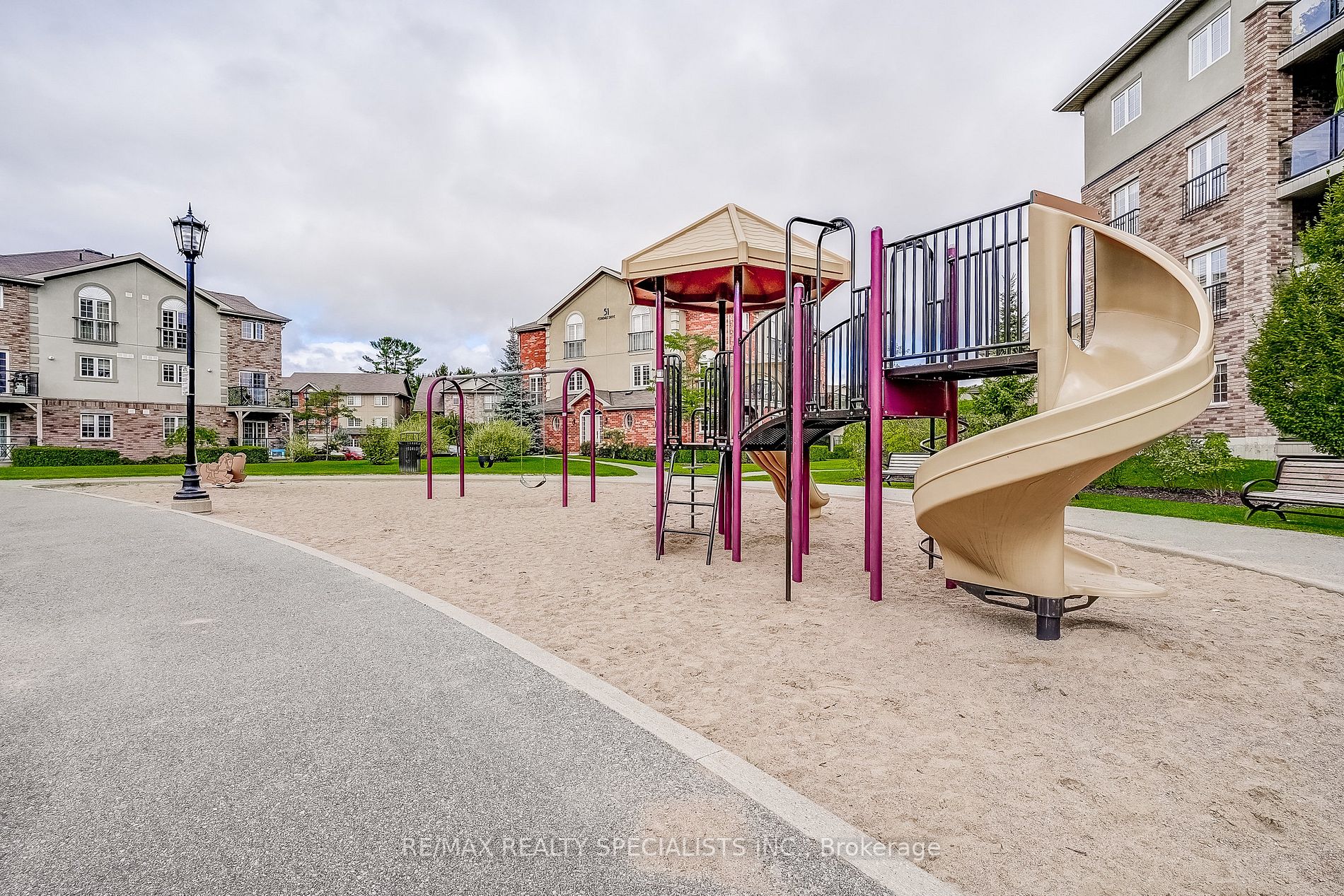 43 Ferndale Dr S, #406