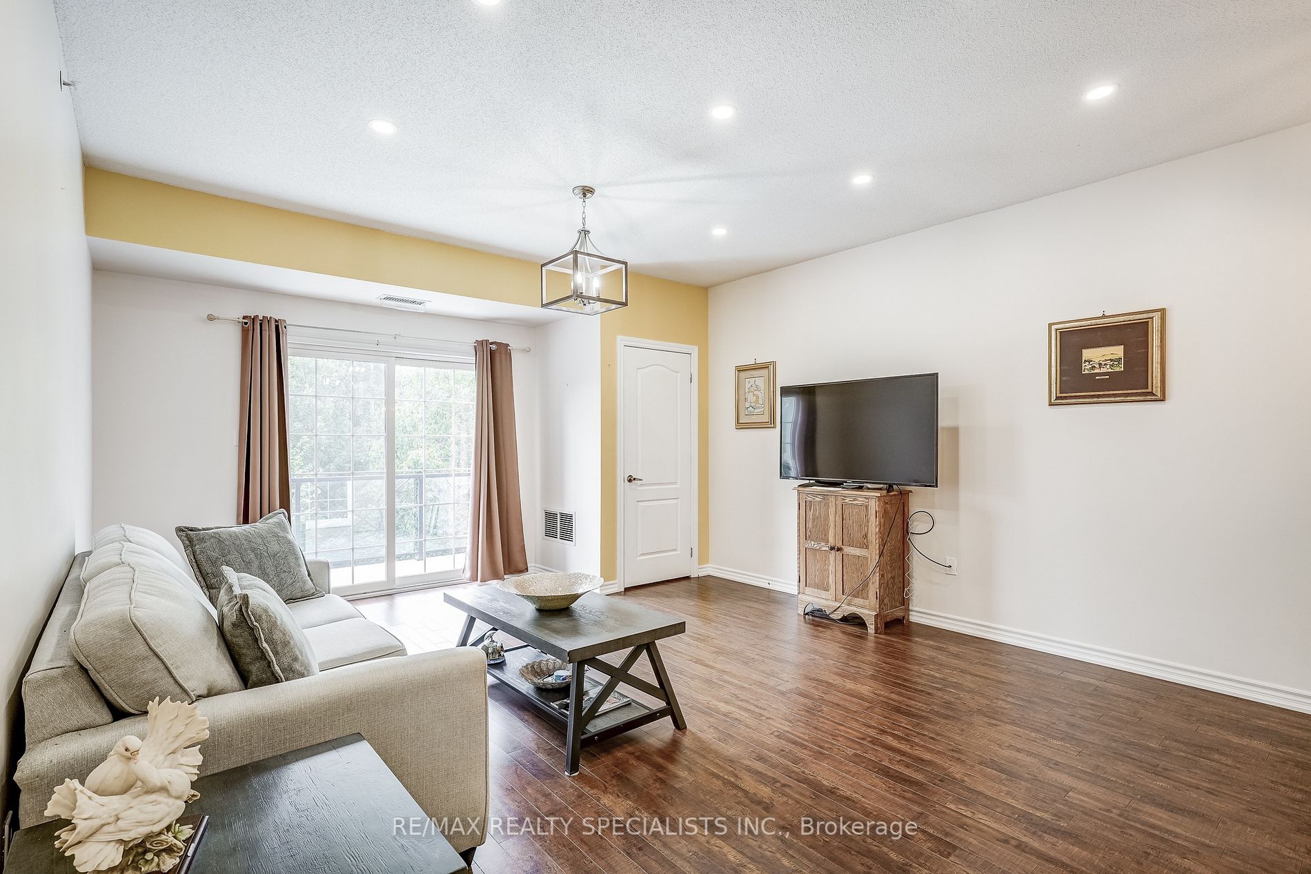 43 Ferndale Dr S, #406