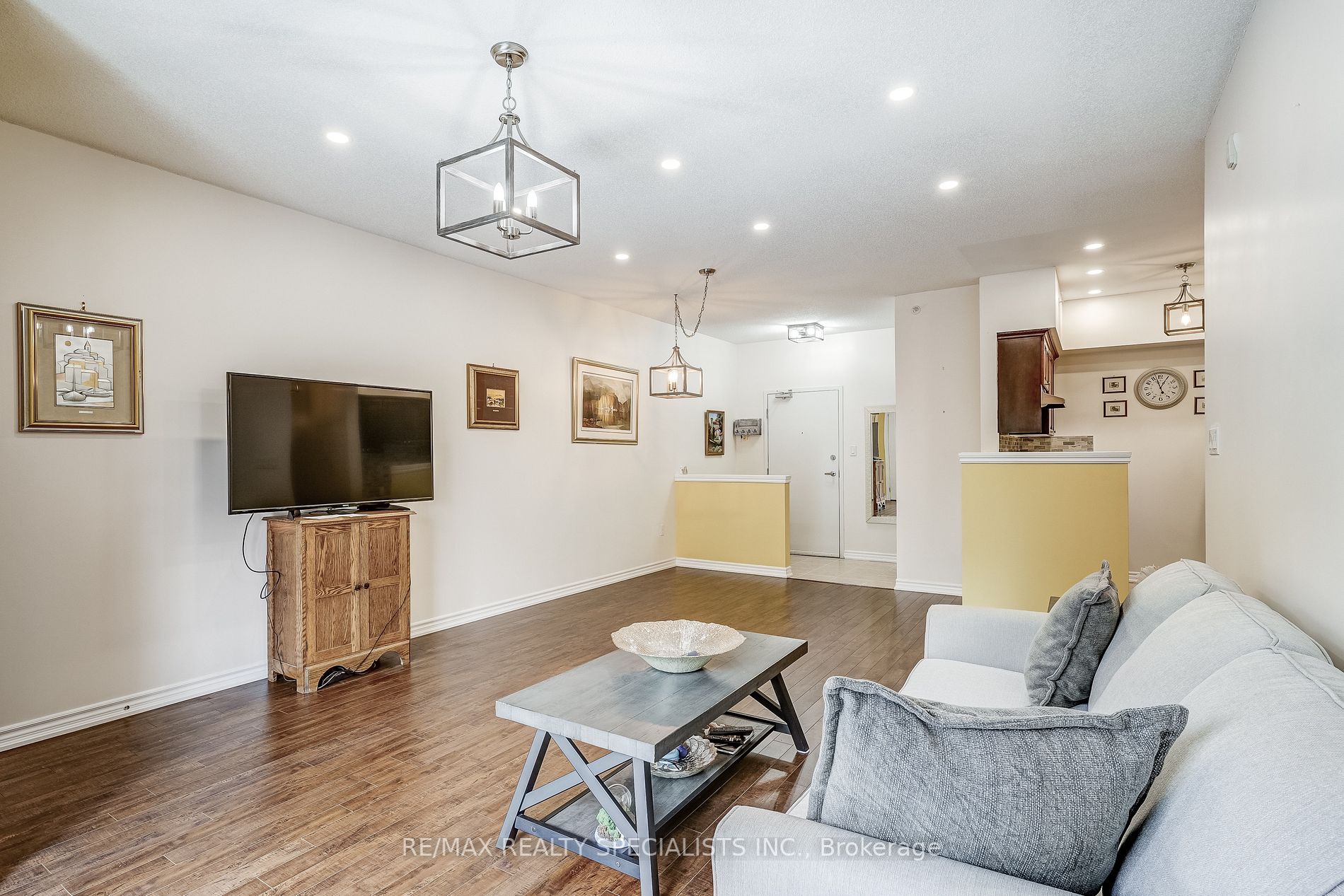 43 Ferndale Dr S, #406