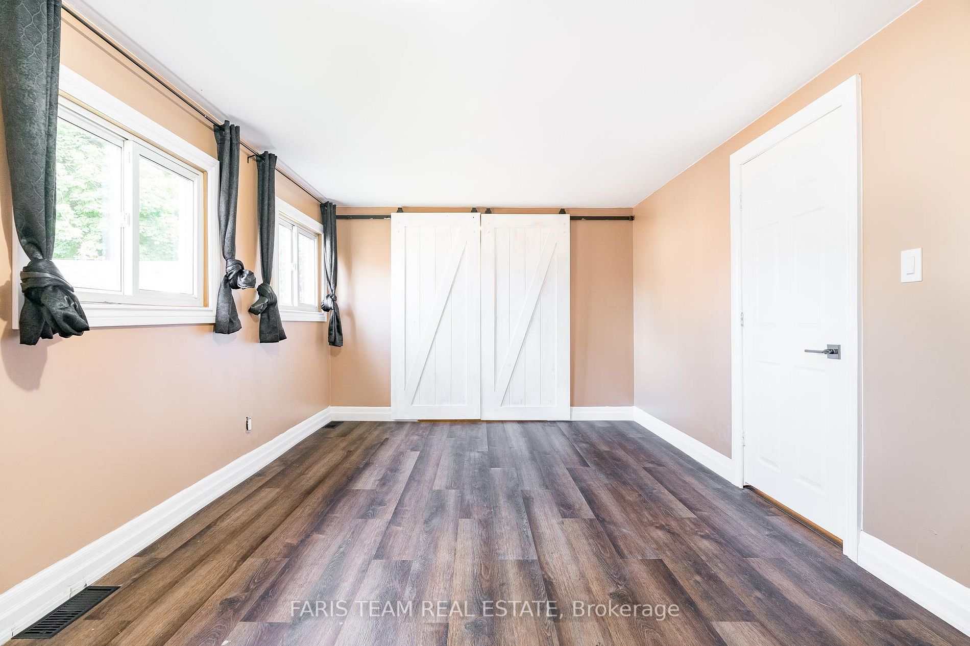 237 Simcoe St