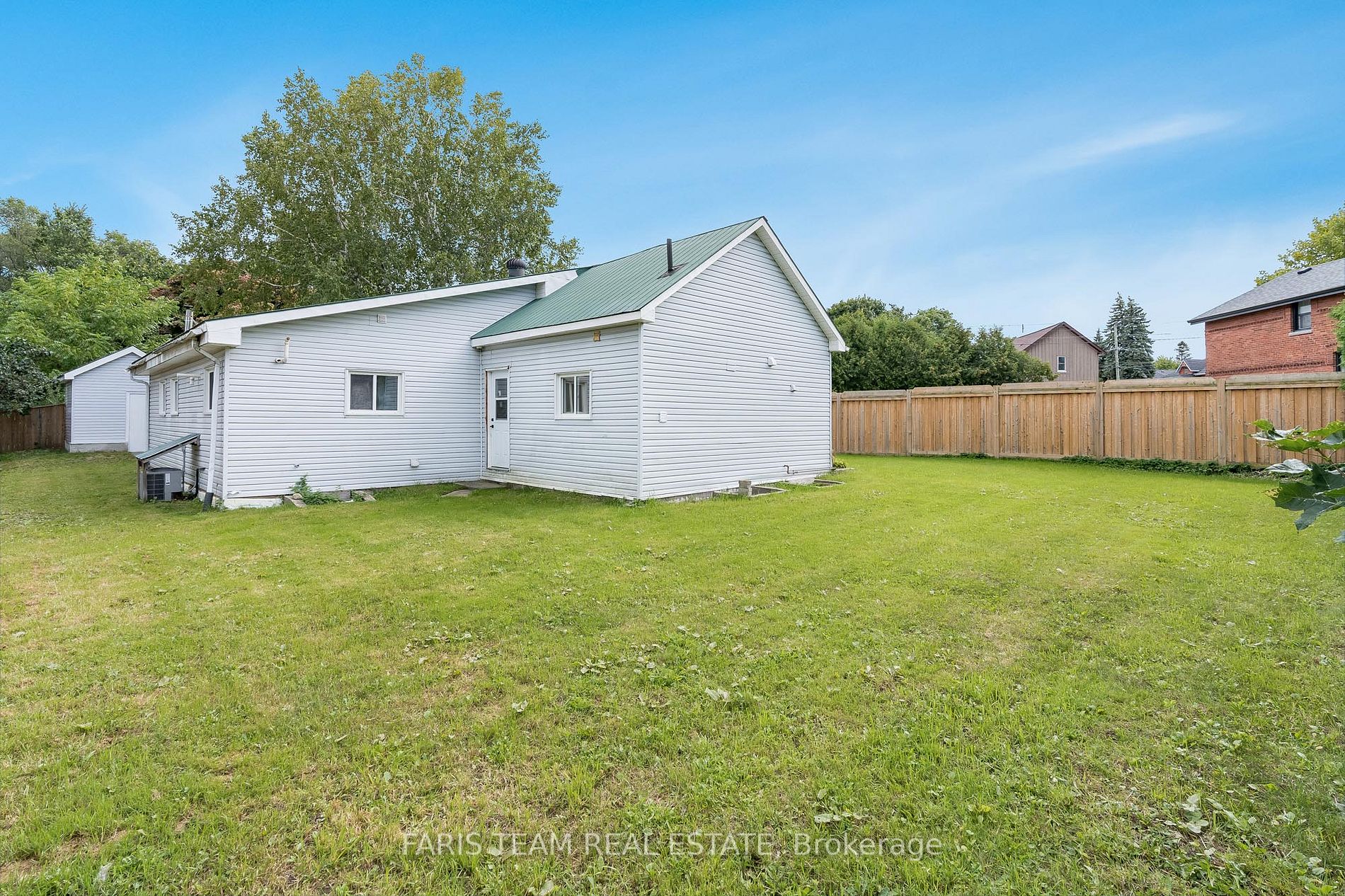 237 Simcoe St