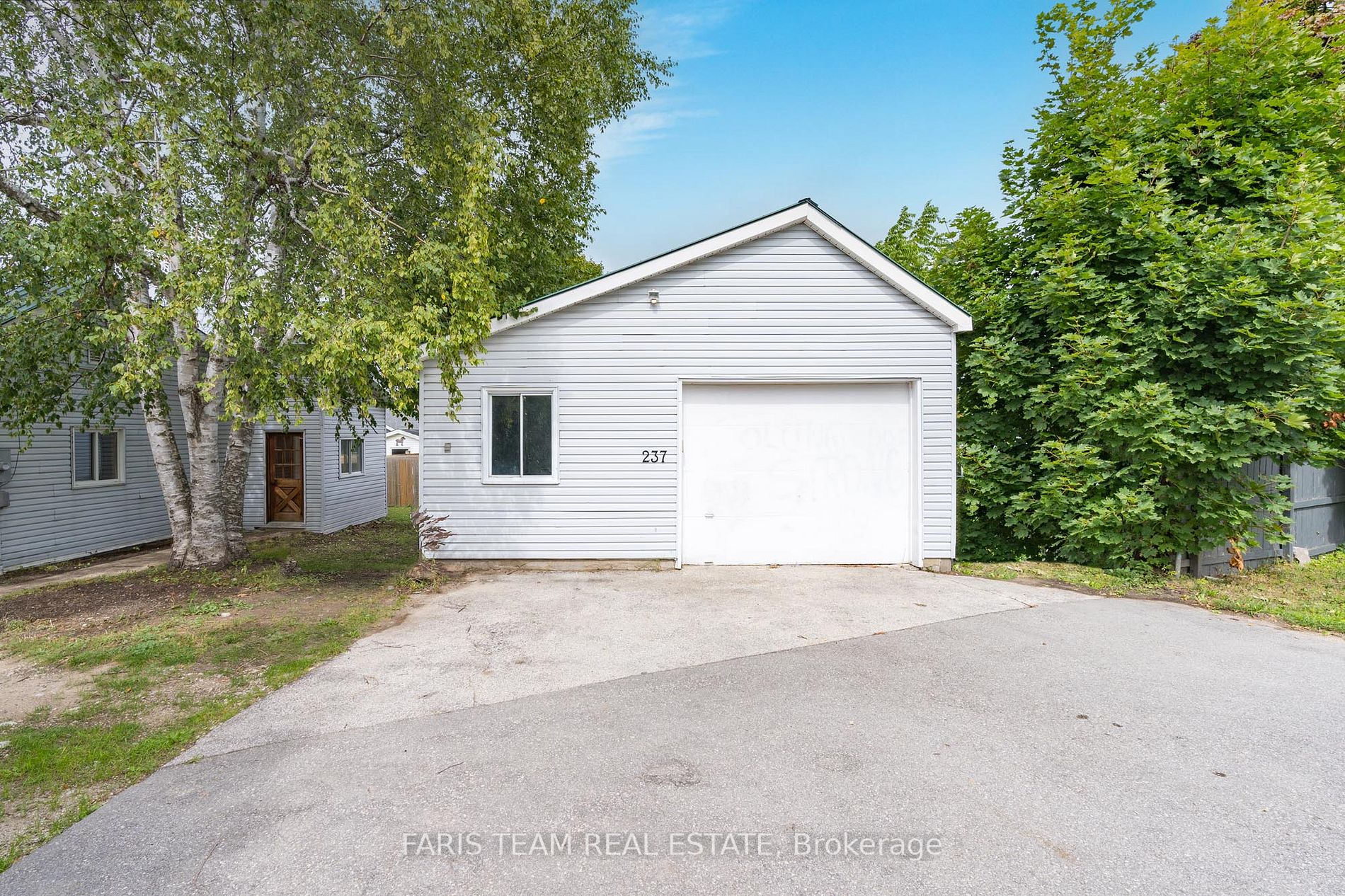 237 Simcoe St