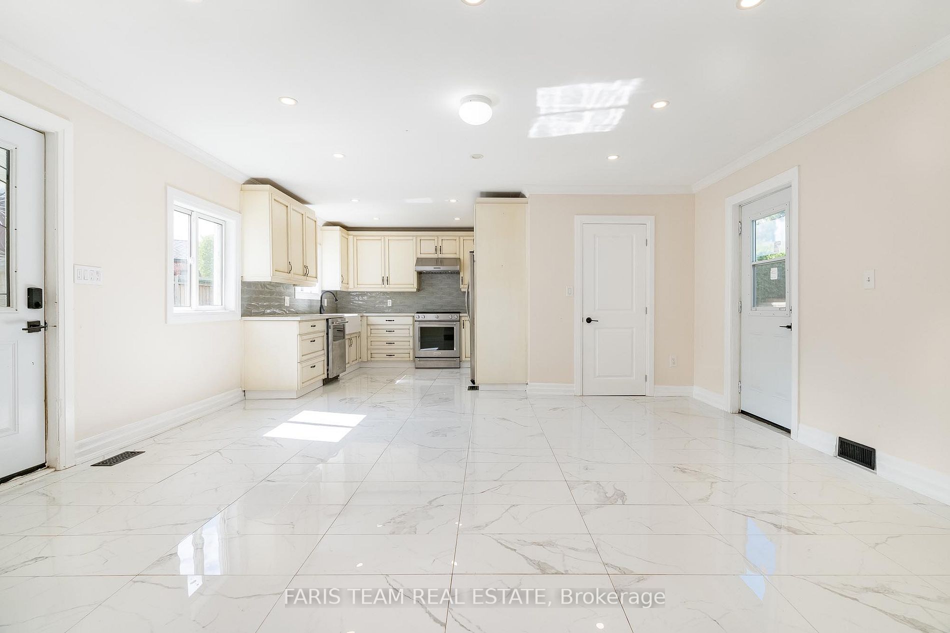 237 Simcoe St