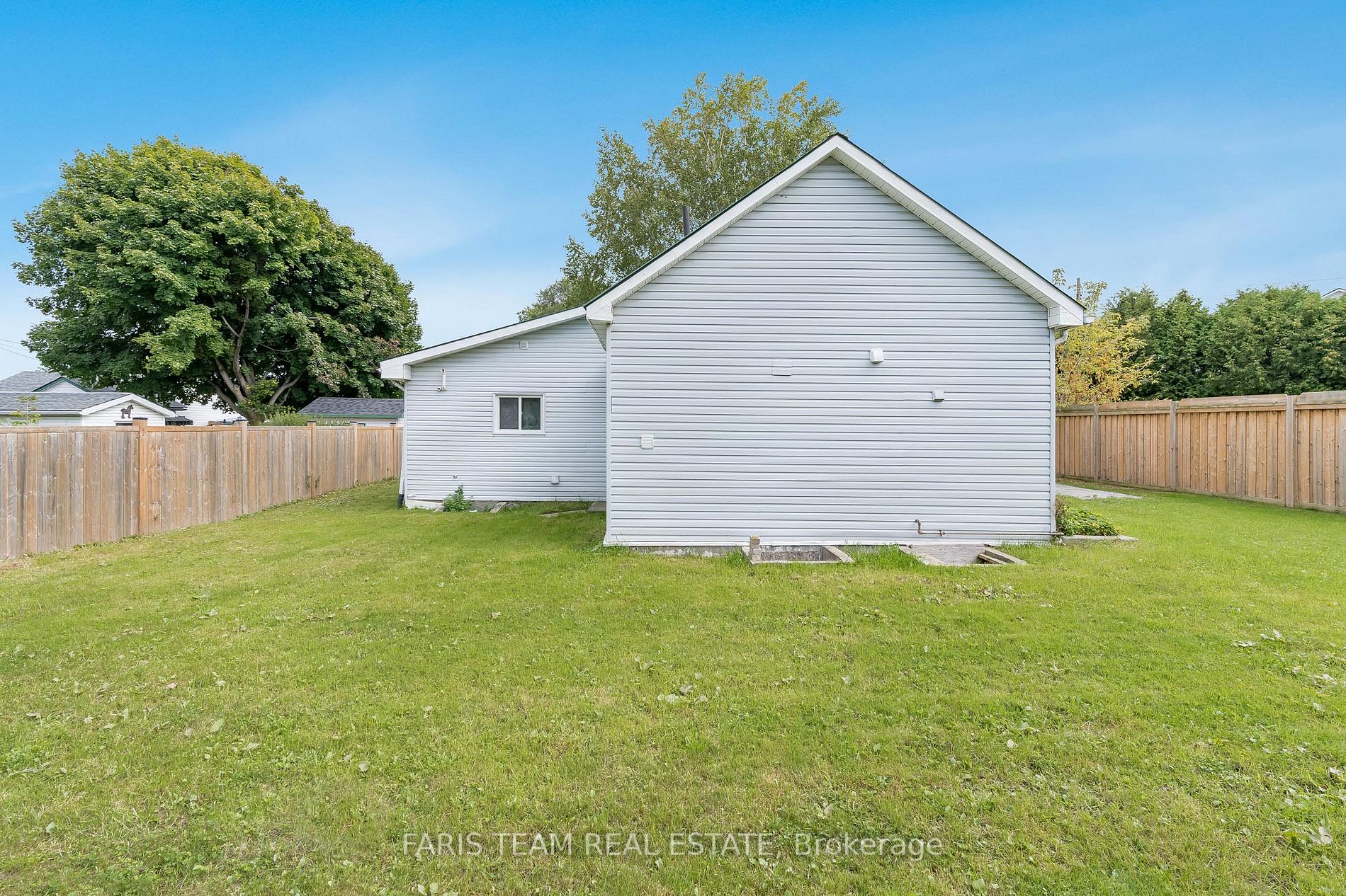 237 Simcoe St