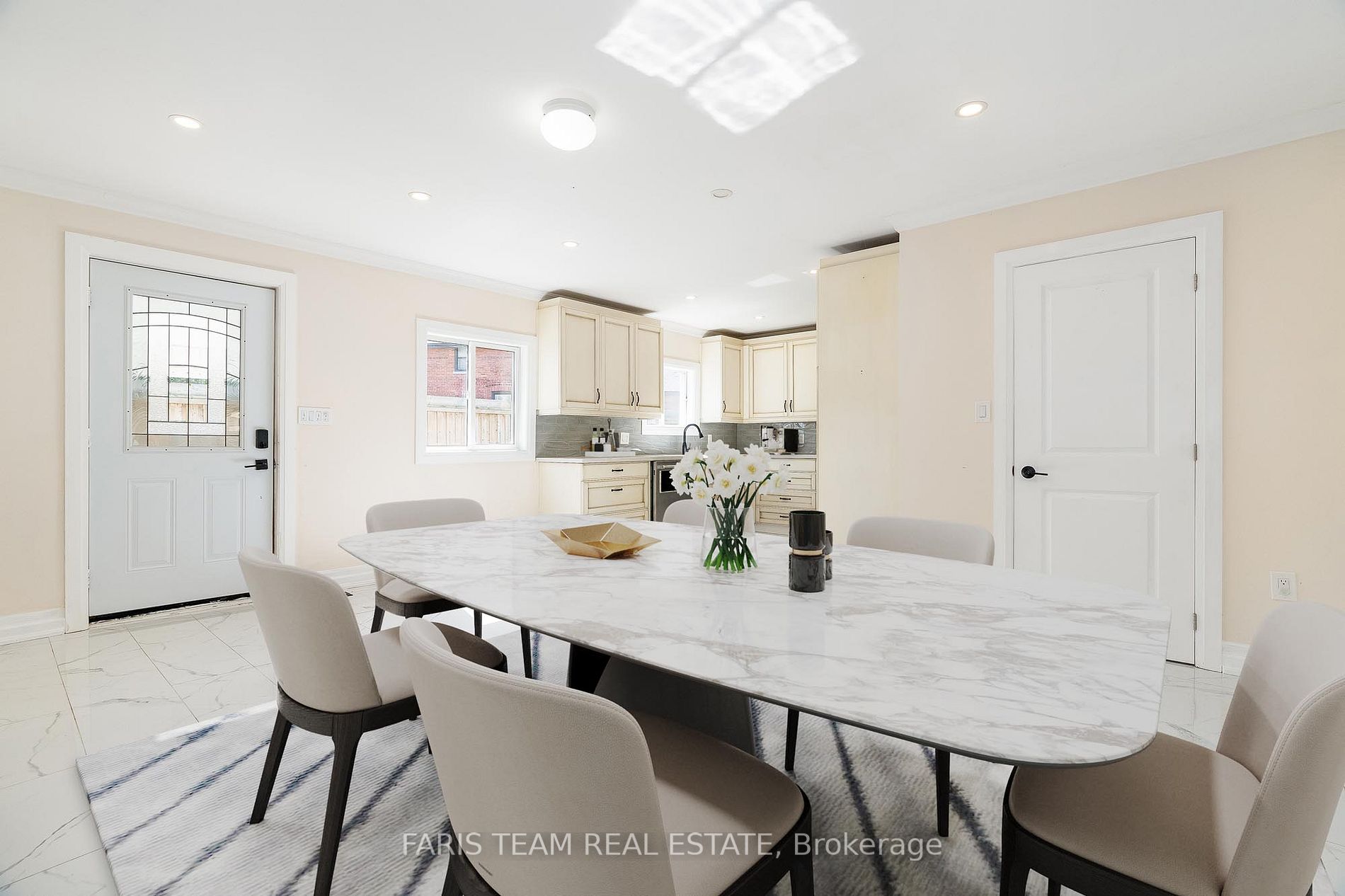 237 Simcoe St