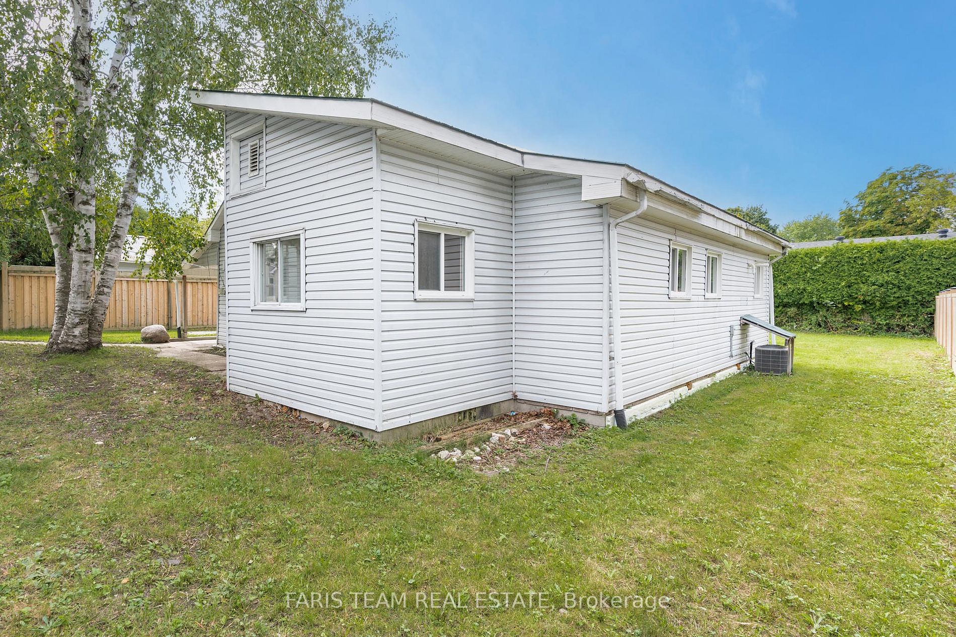 237 Simcoe St