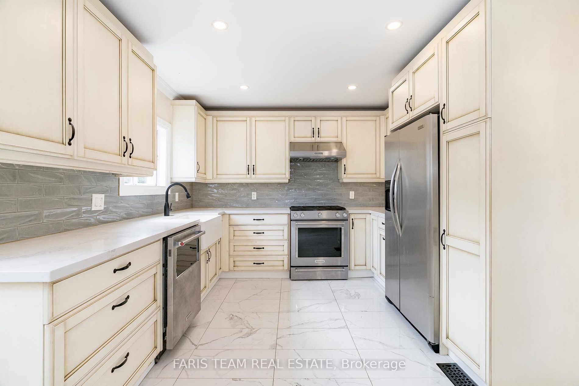 237 Simcoe St