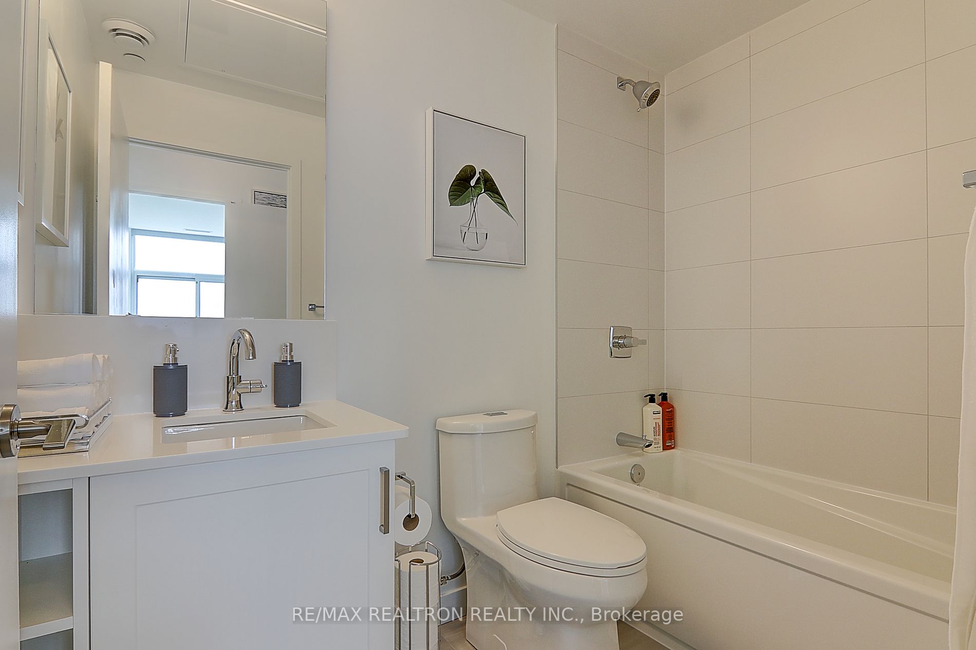 681 Yonge St, #710