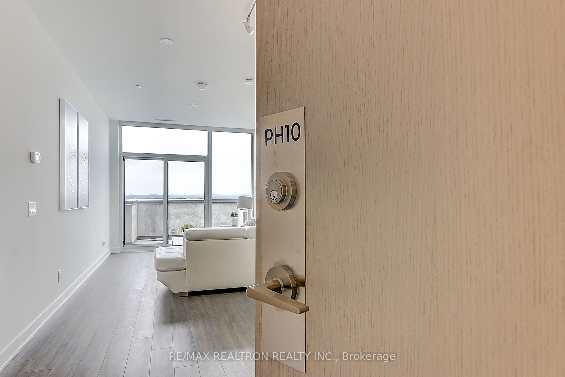 681 Yonge St, #710