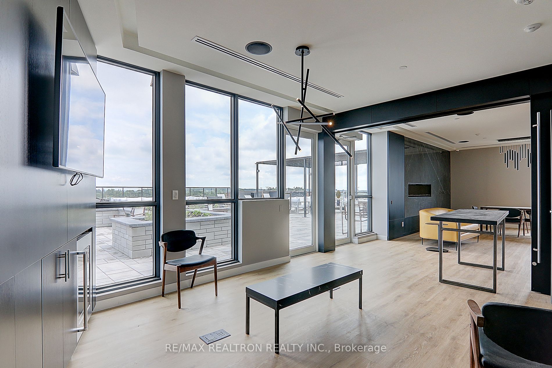 681 Yonge St, #710