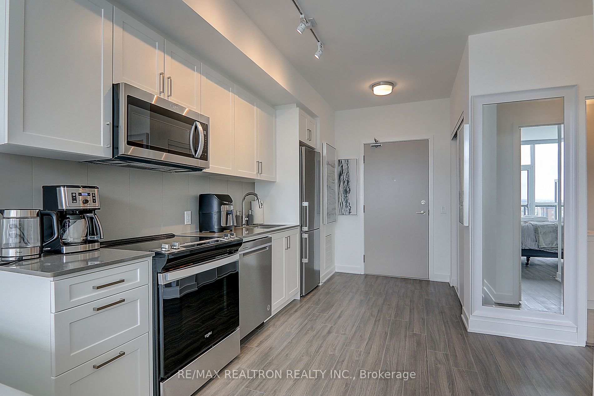 681 Yonge St, #710
