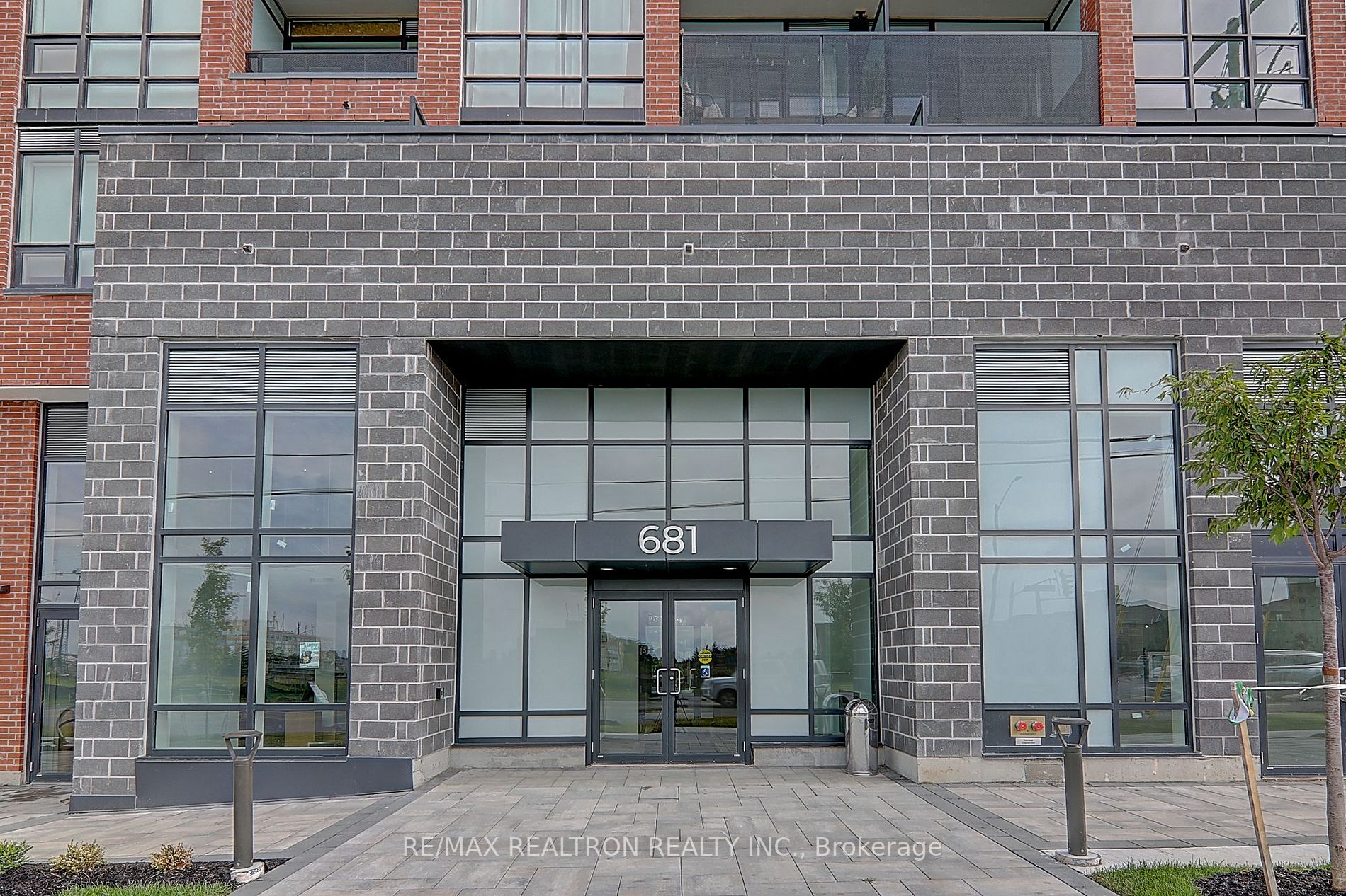 681 Yonge St, #710