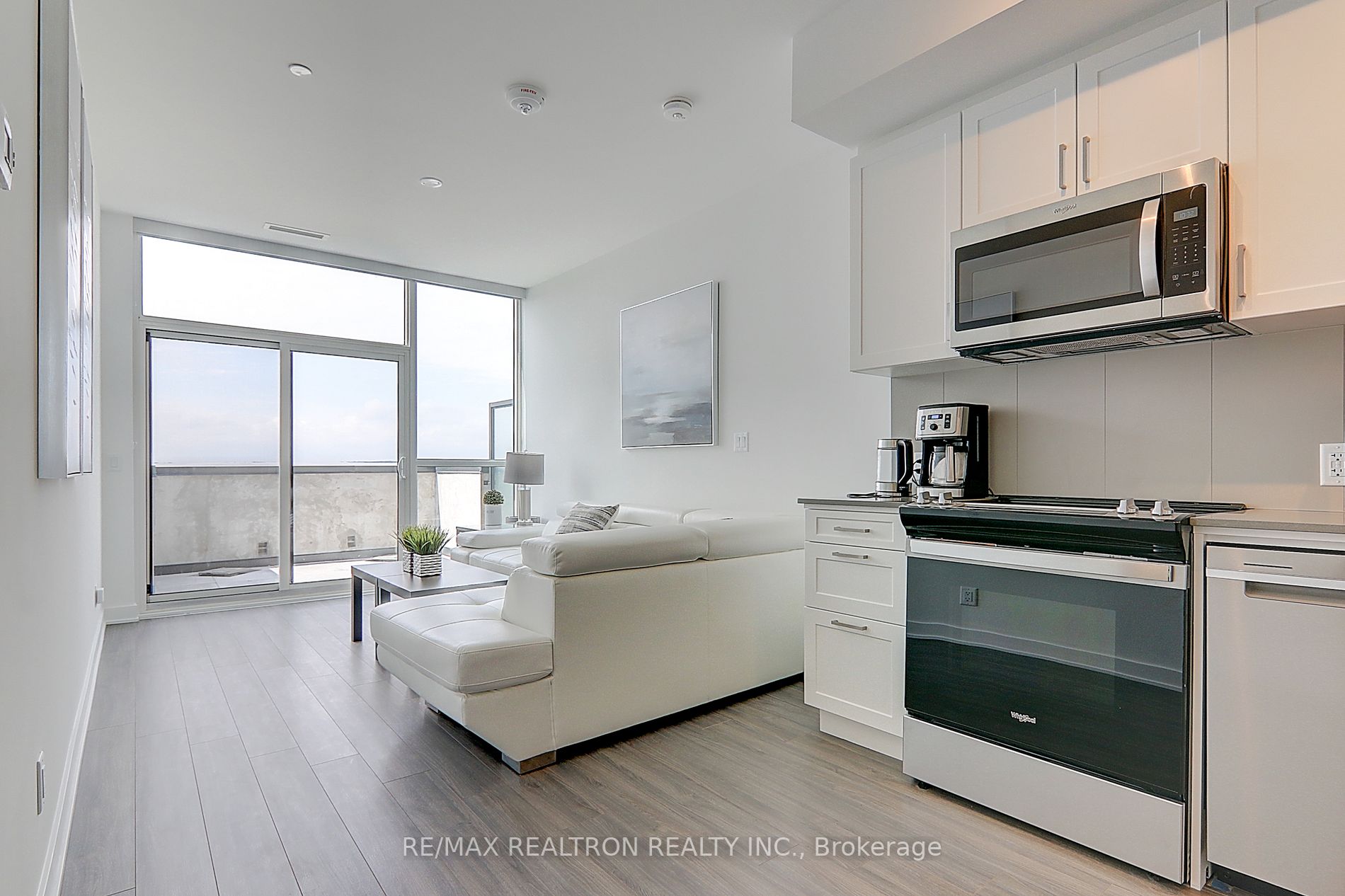 681 Yonge St, #710