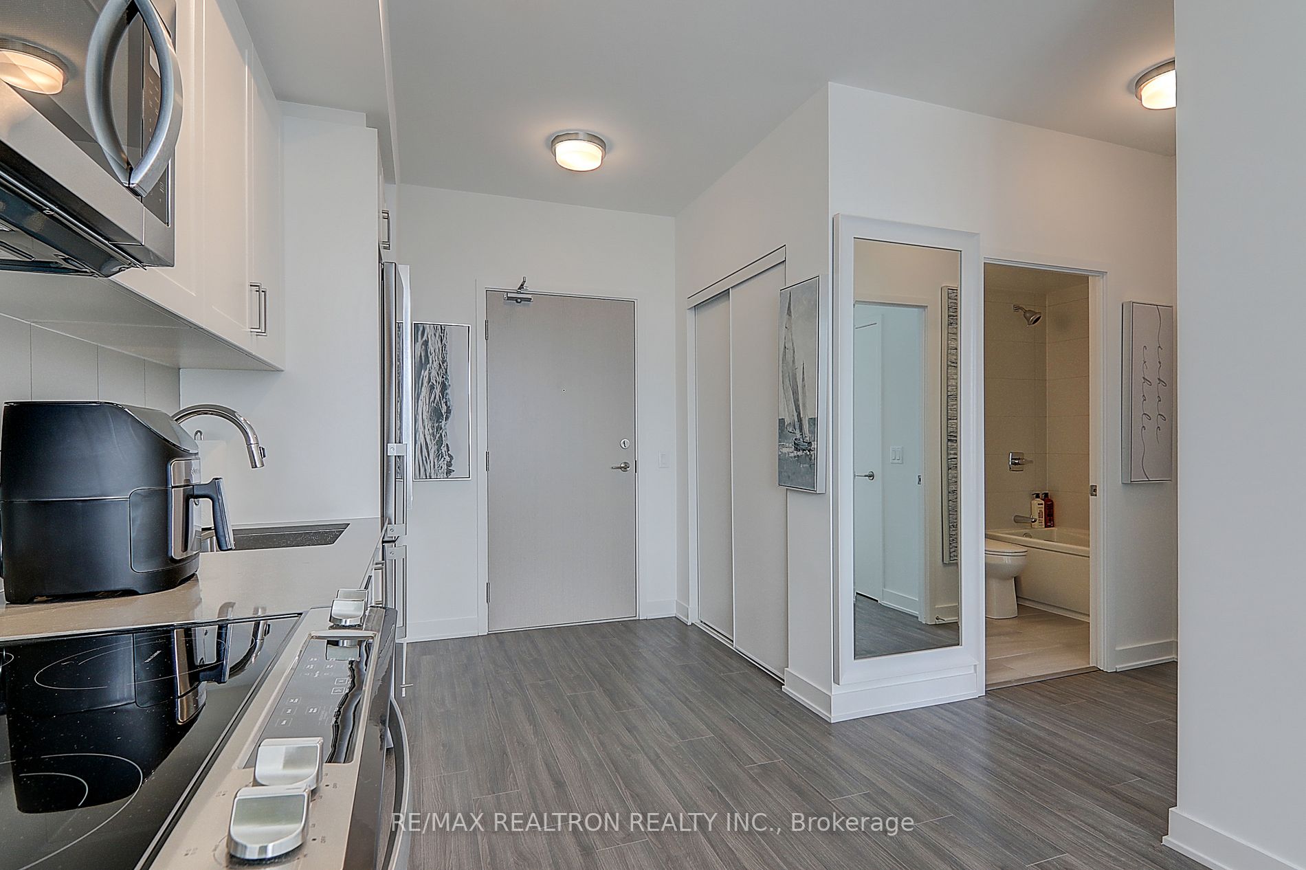 681 Yonge St, #710
