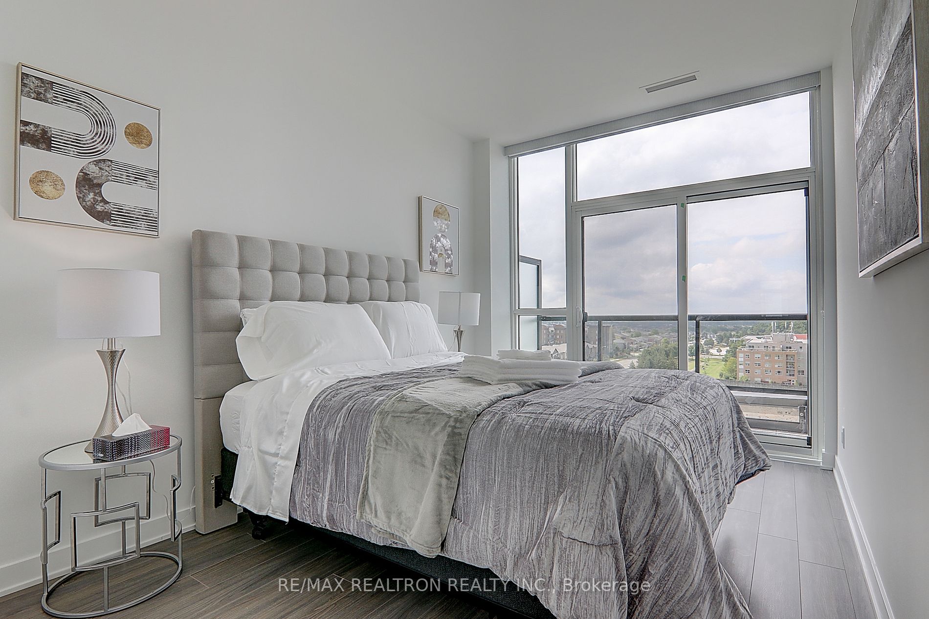 681 Yonge St, #710