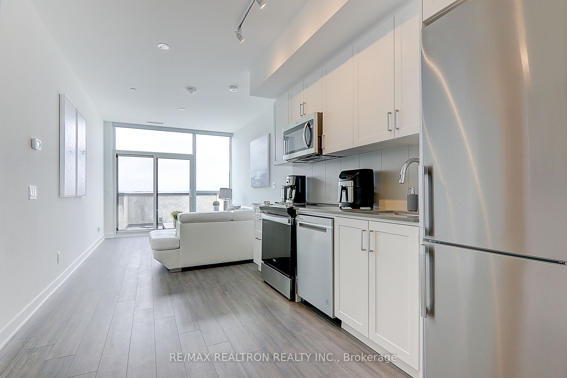 681 Yonge St, #710