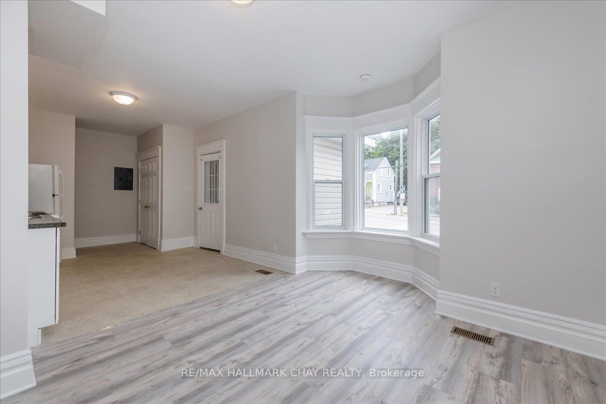 587 Yonge St, #1