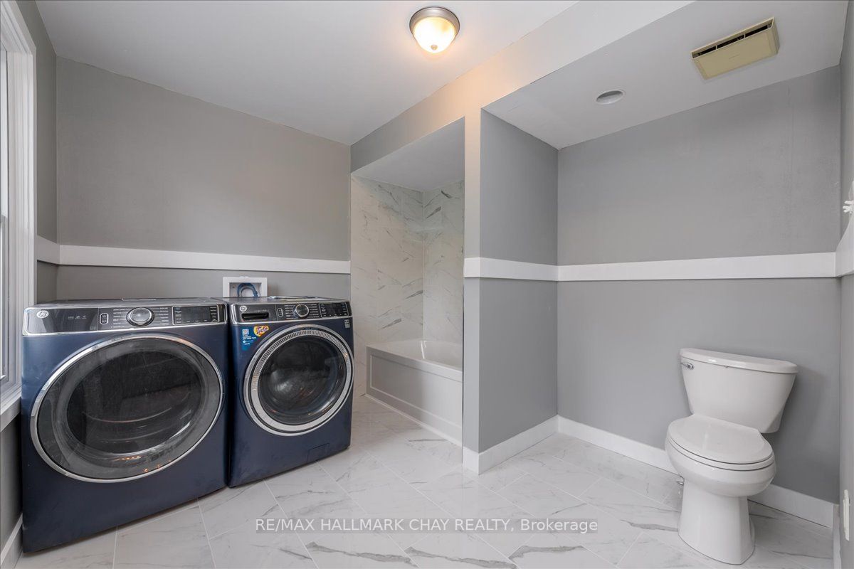 587 Yonge St, #1