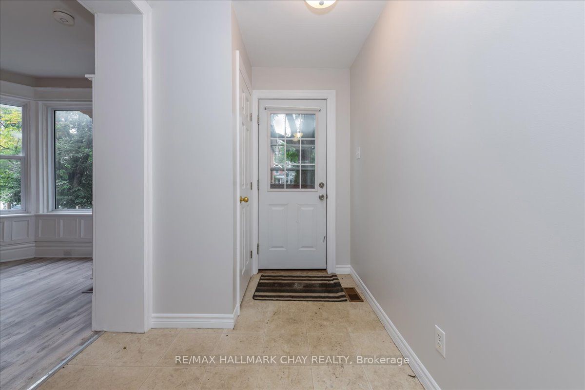 587 Yonge St, #1