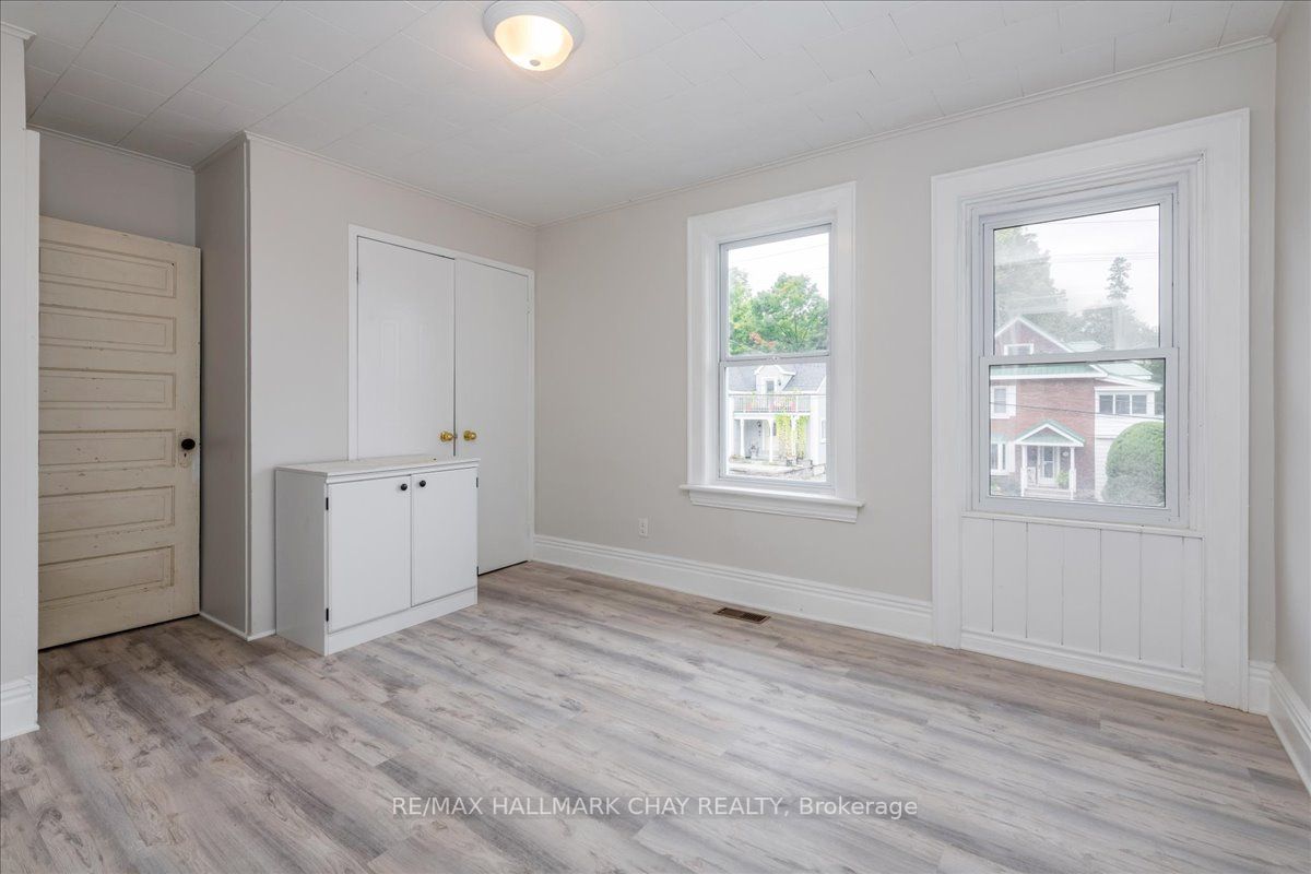 587 Yonge St, #1