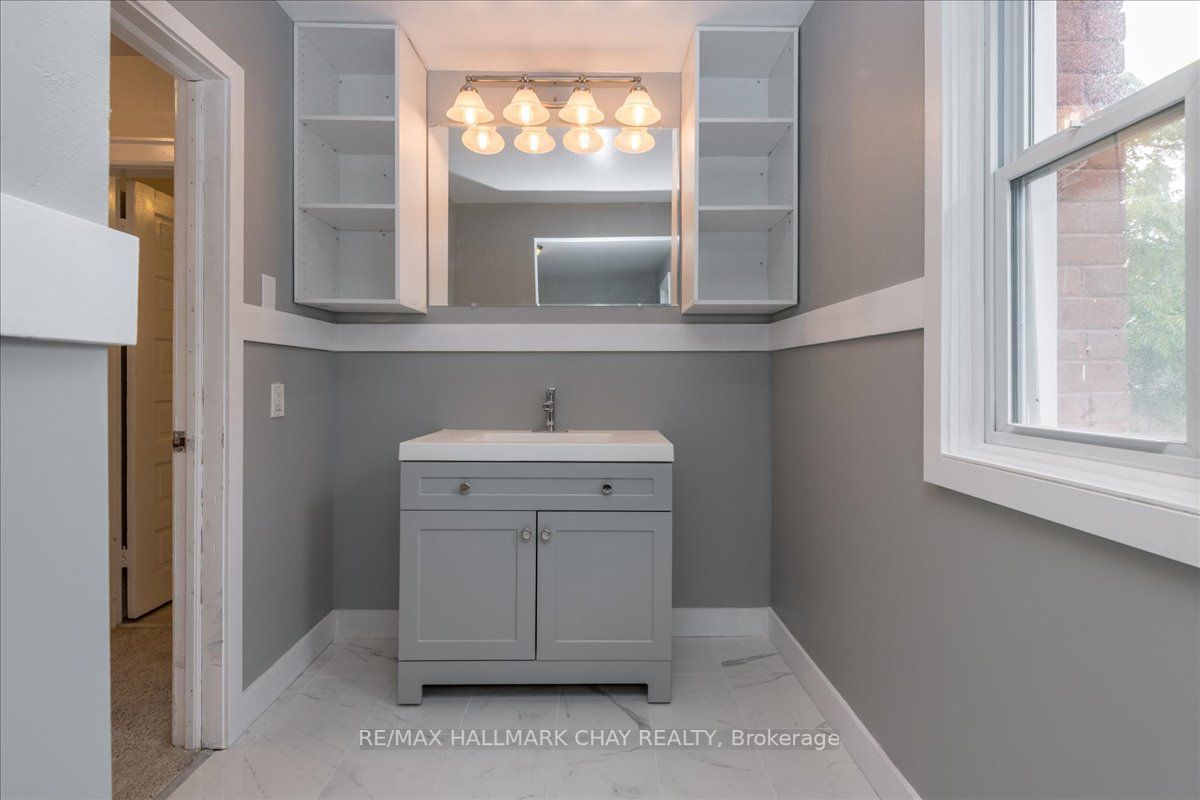 587 Yonge St, #1