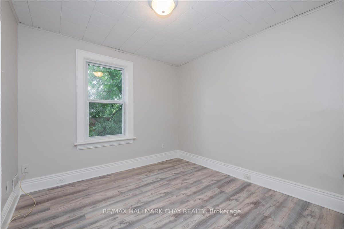 587 Yonge St, #1