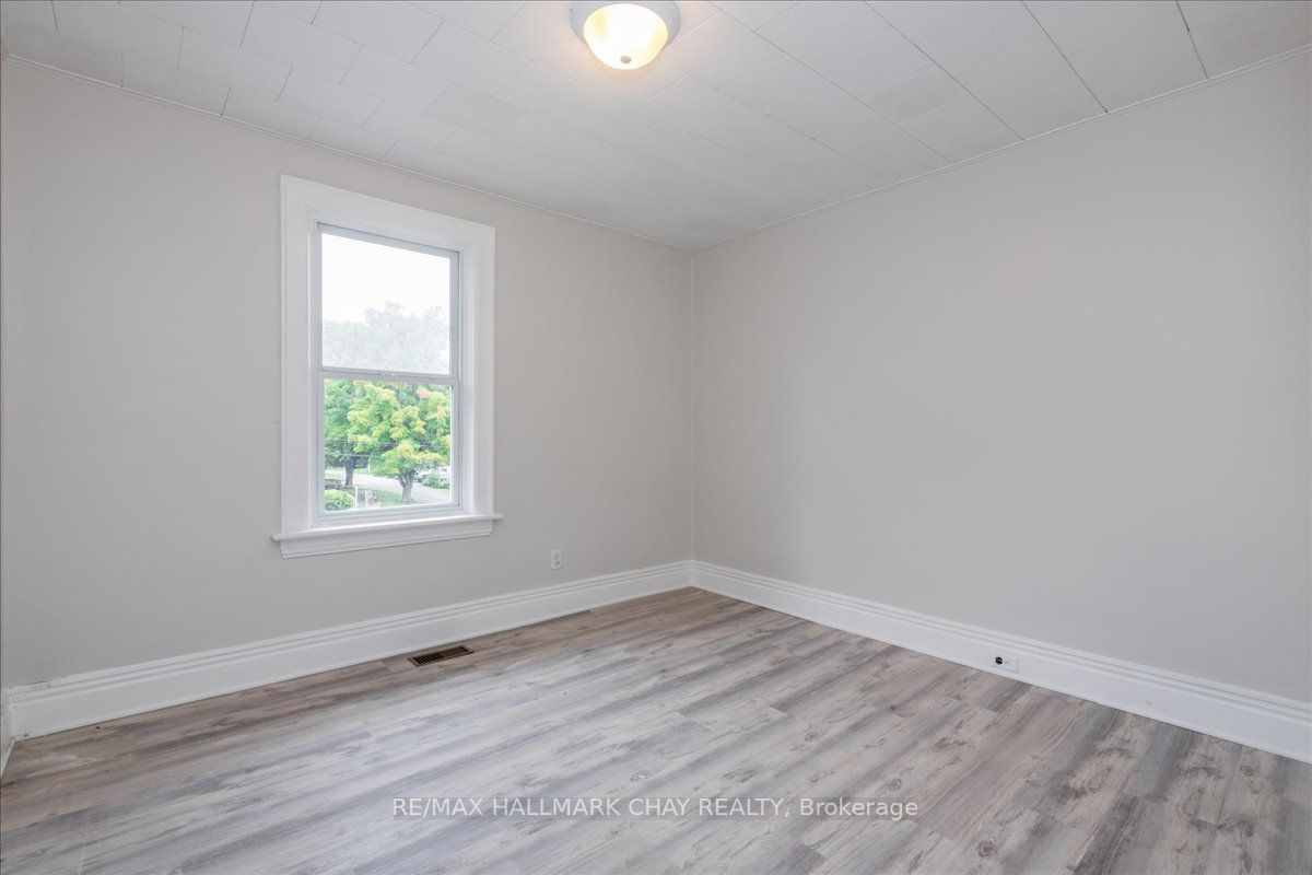 587 Yonge St, #1