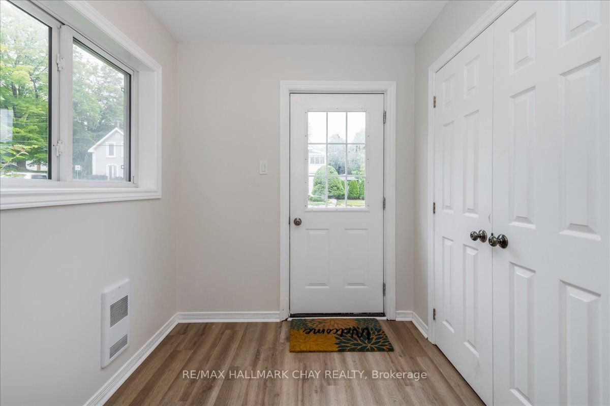 587 Yonge St, #1