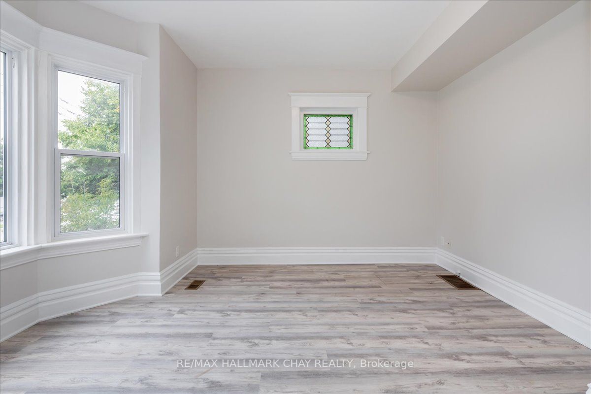 587 Yonge St, #1