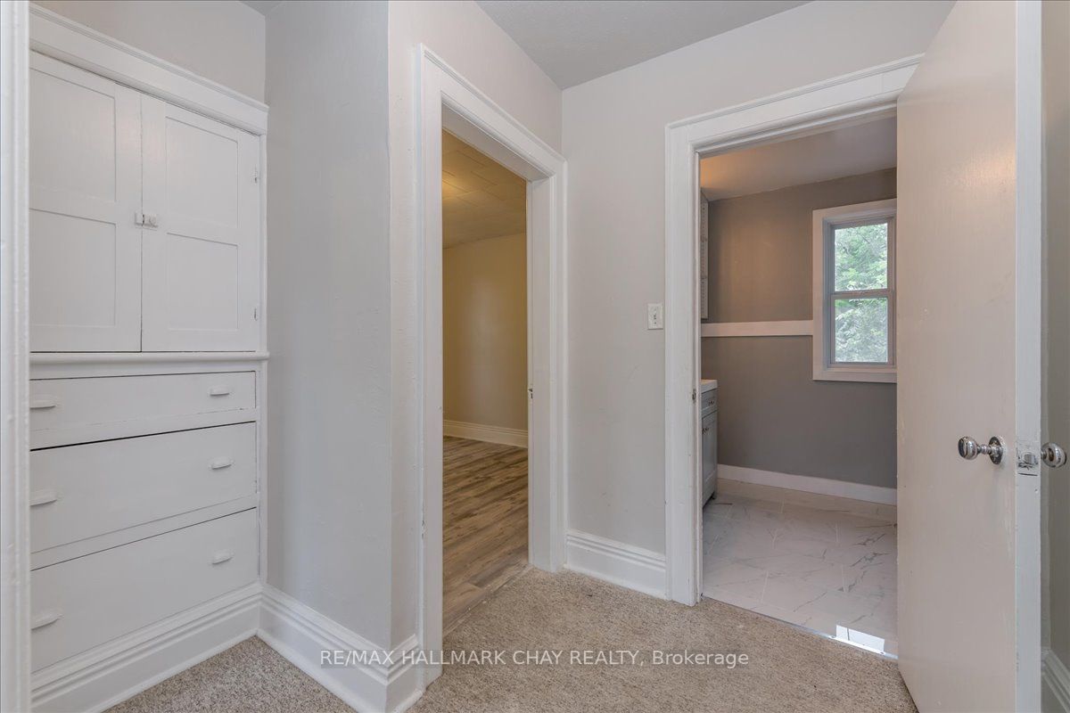 587 Yonge St, #1