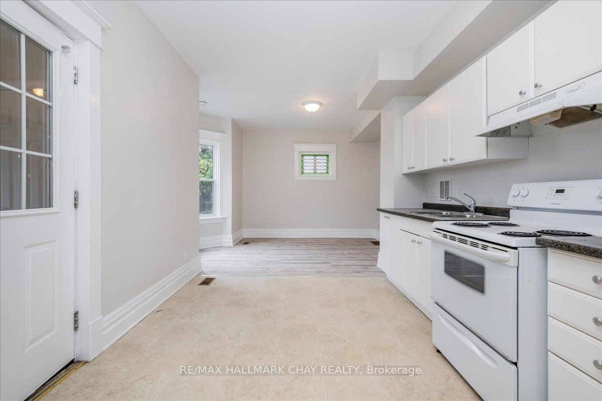587 Yonge St, #1