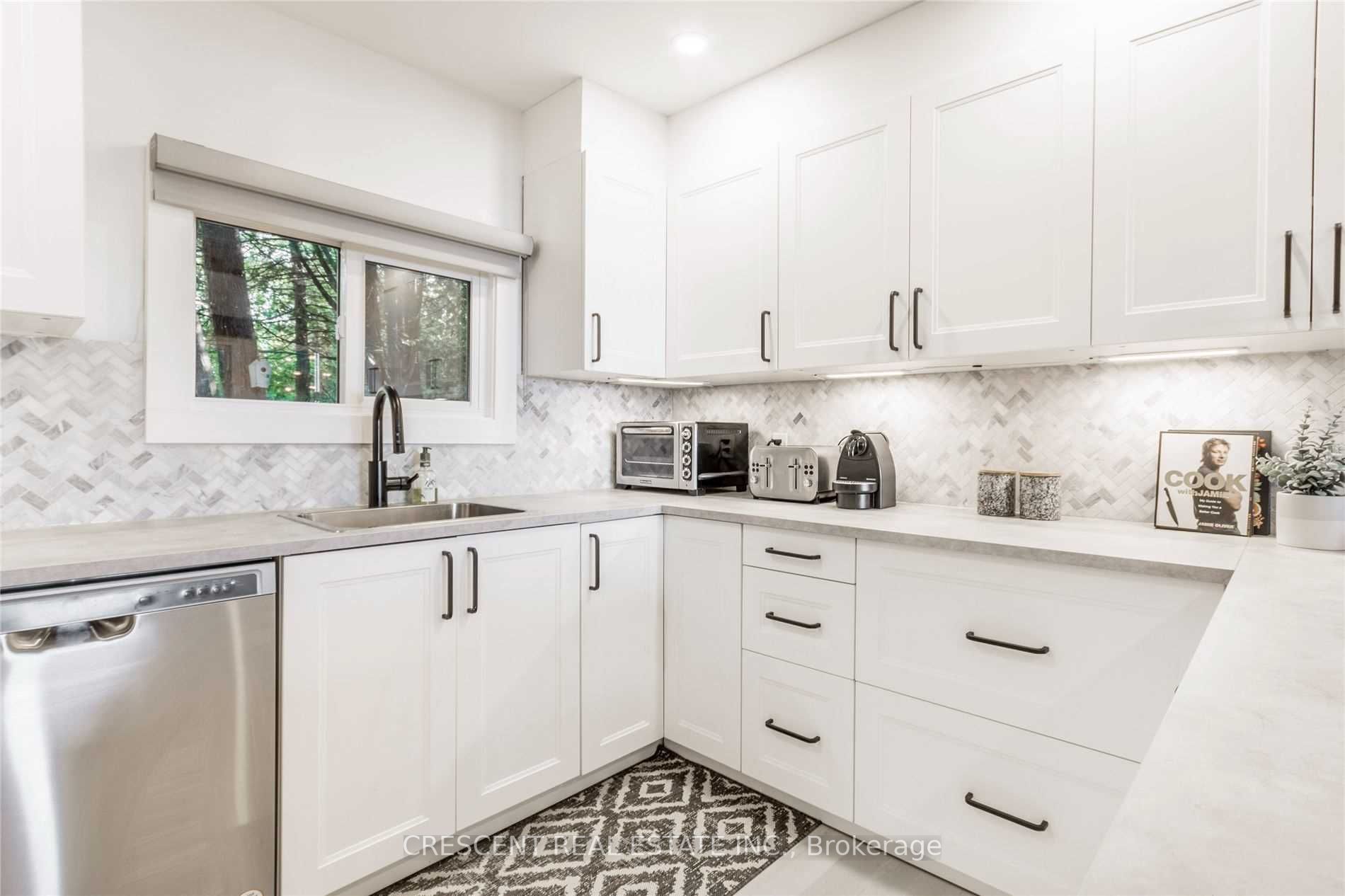 37 Georgian Manor Dr