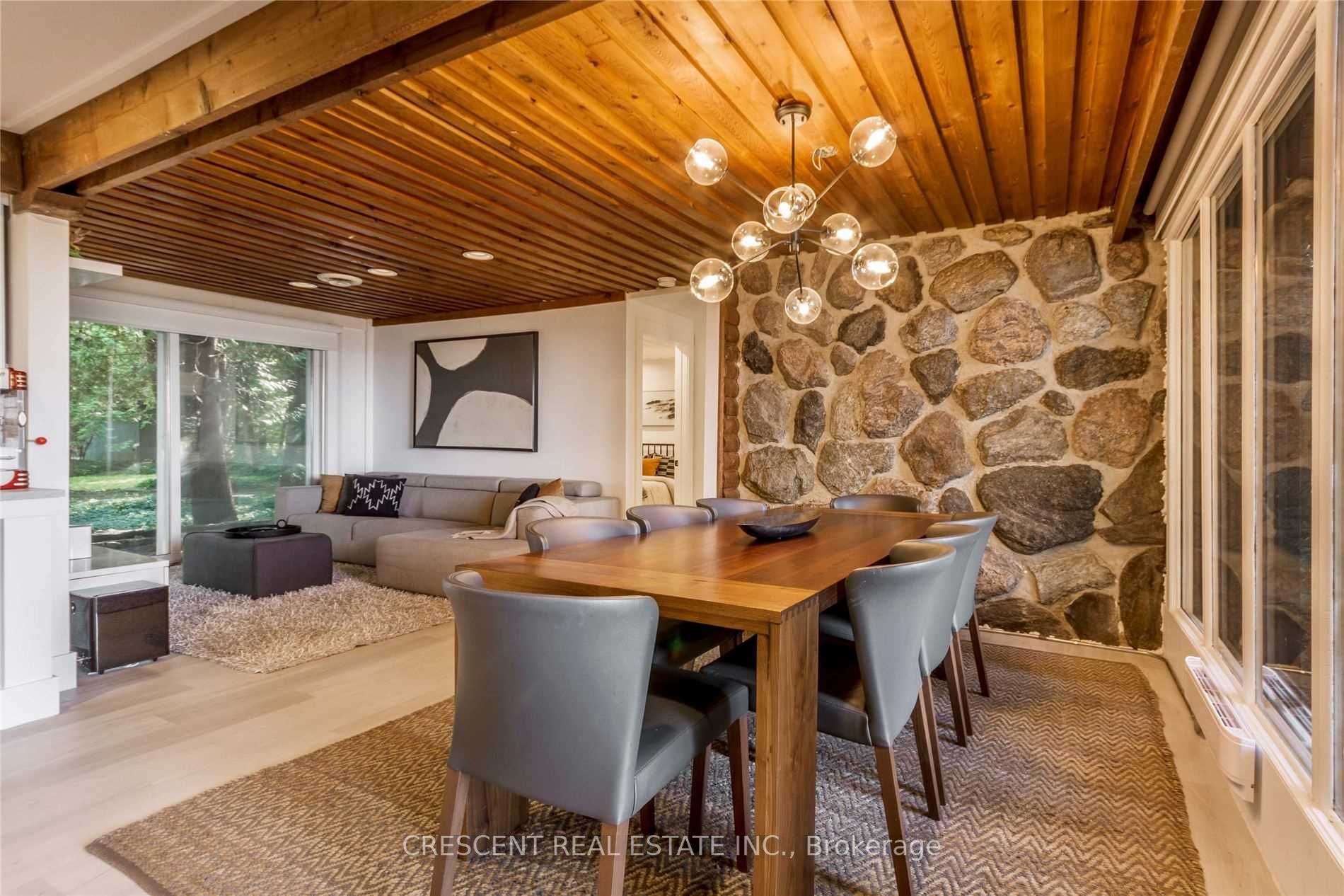 37 Georgian Manor Dr