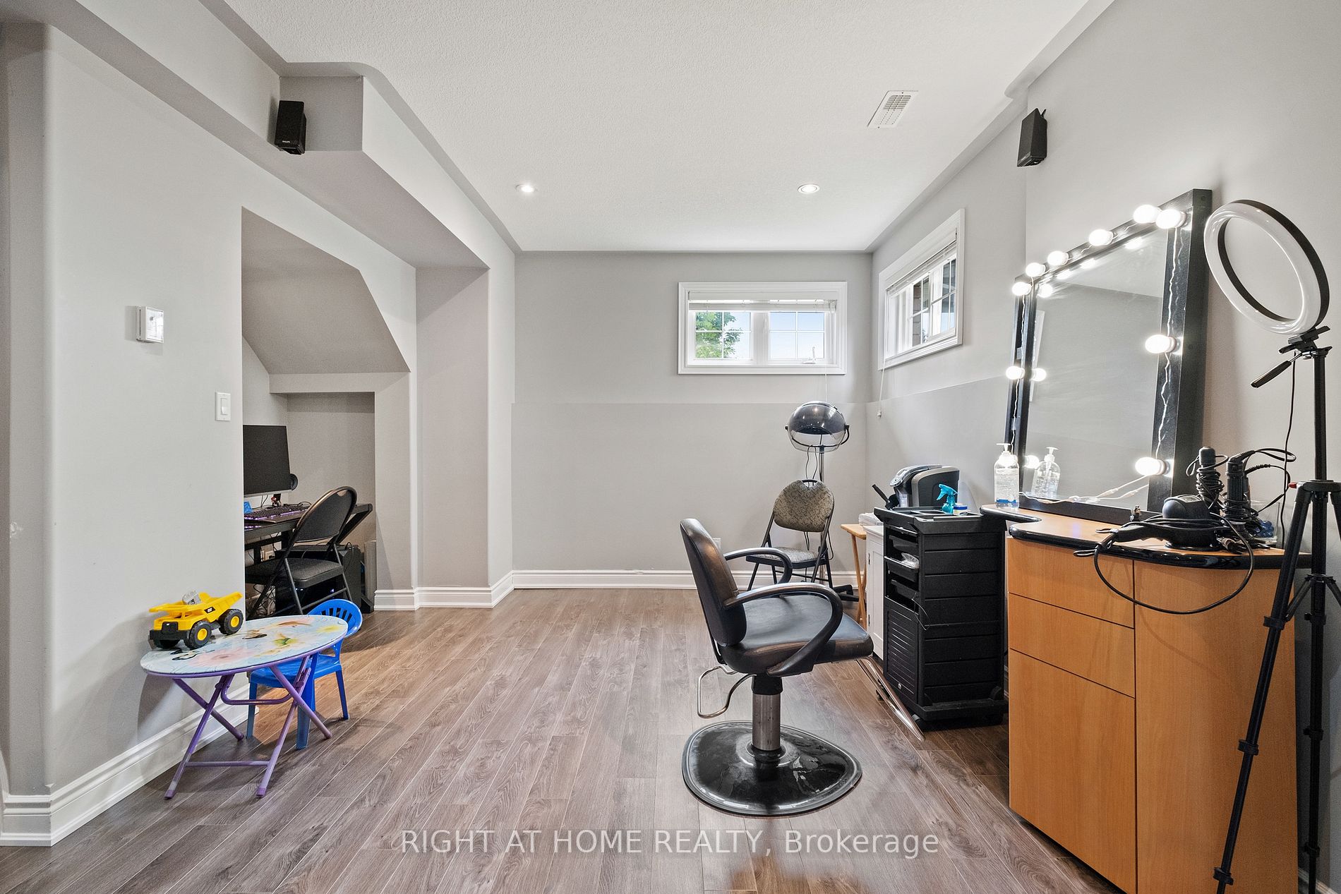 26 Empire Dr