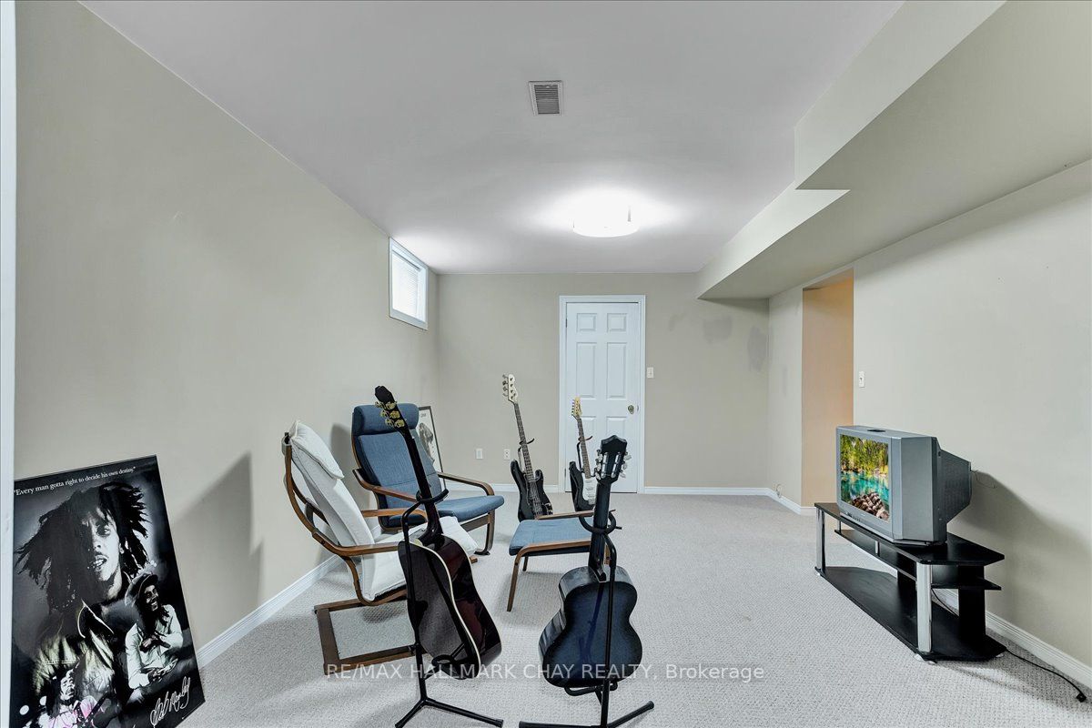 23 Thackeray Cres