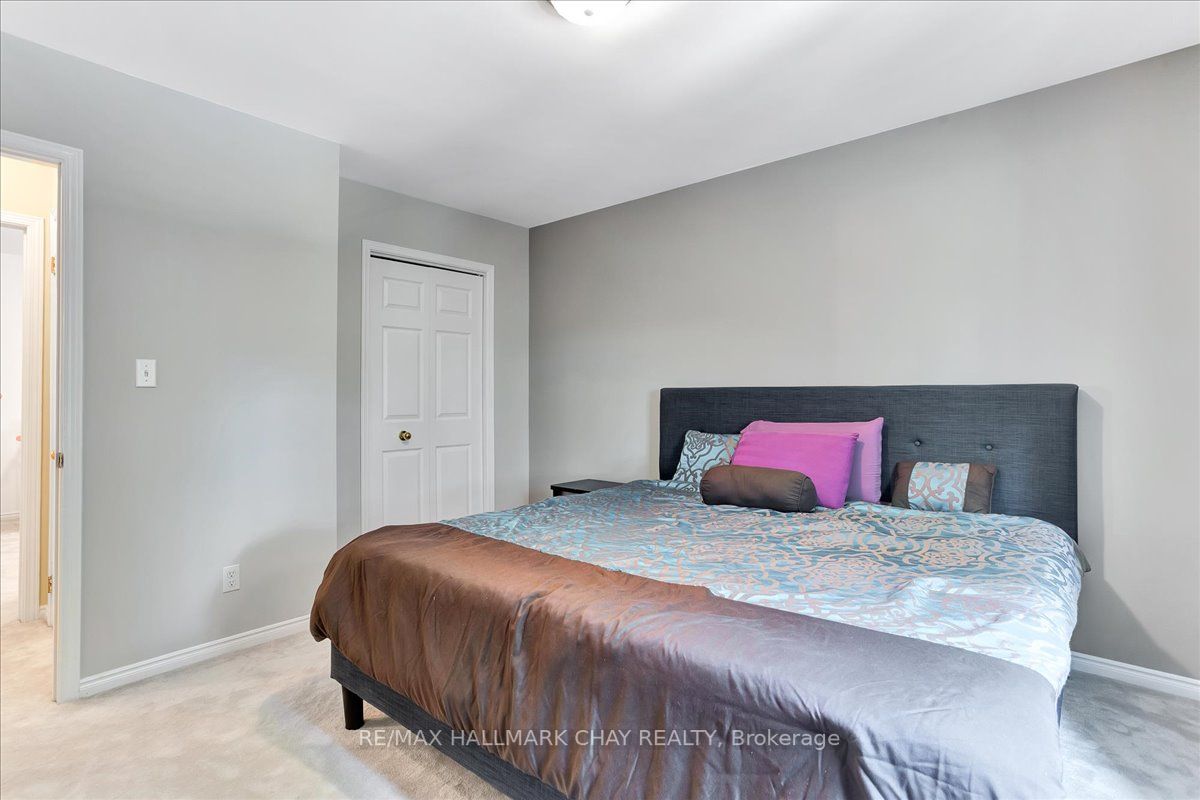 23 Thackeray Cres